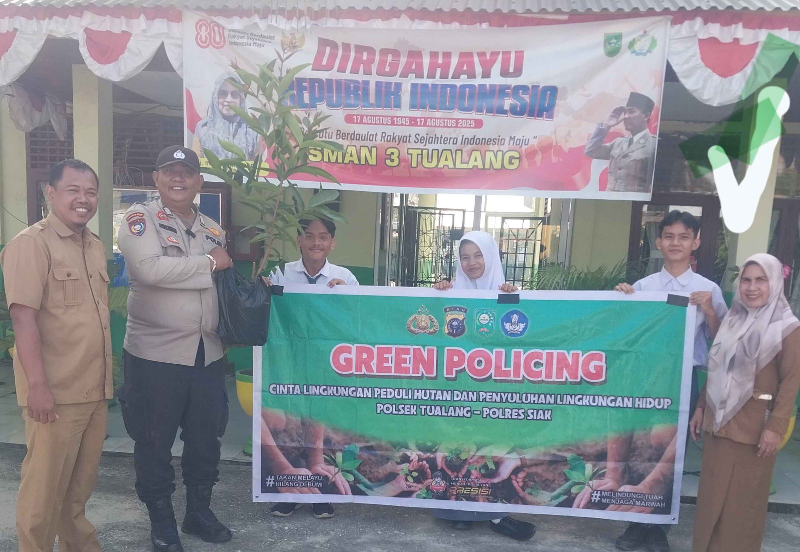 Program Green Policing yang digagas Polda Riau, Polsek Tualang tanam pohon di SMA N 3 Tualang