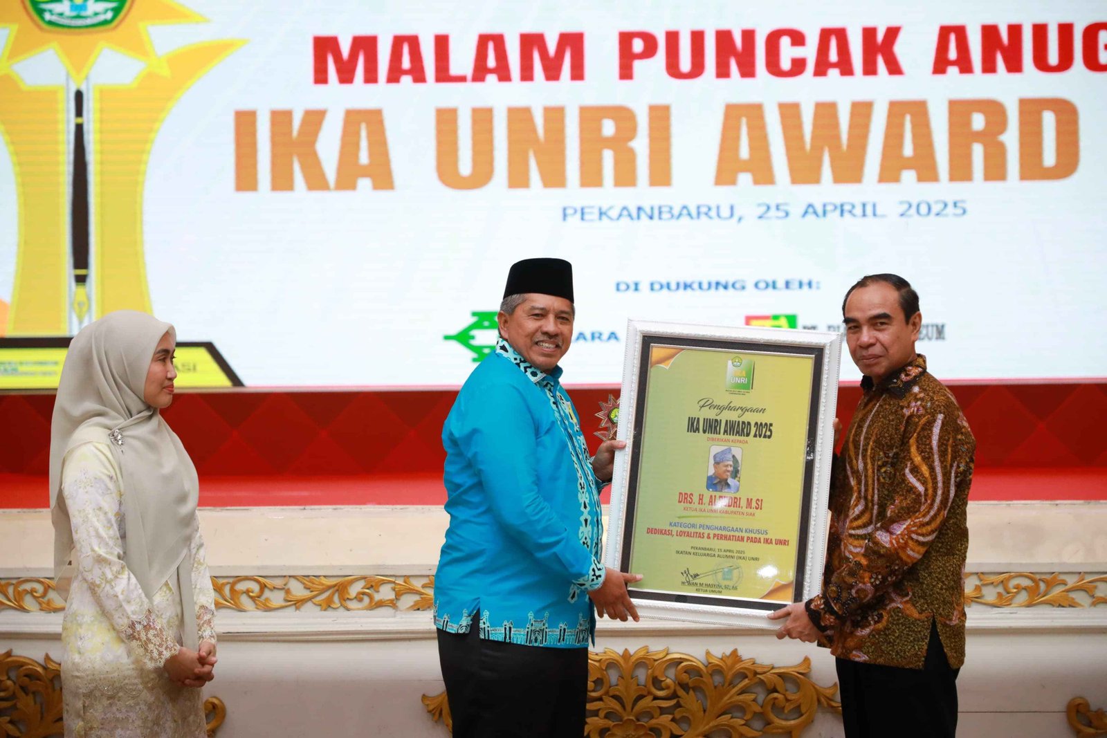 Bupati siak raih penghargaan khusus di Malam Puncak Anugerah IKA UNRI Award 2025
