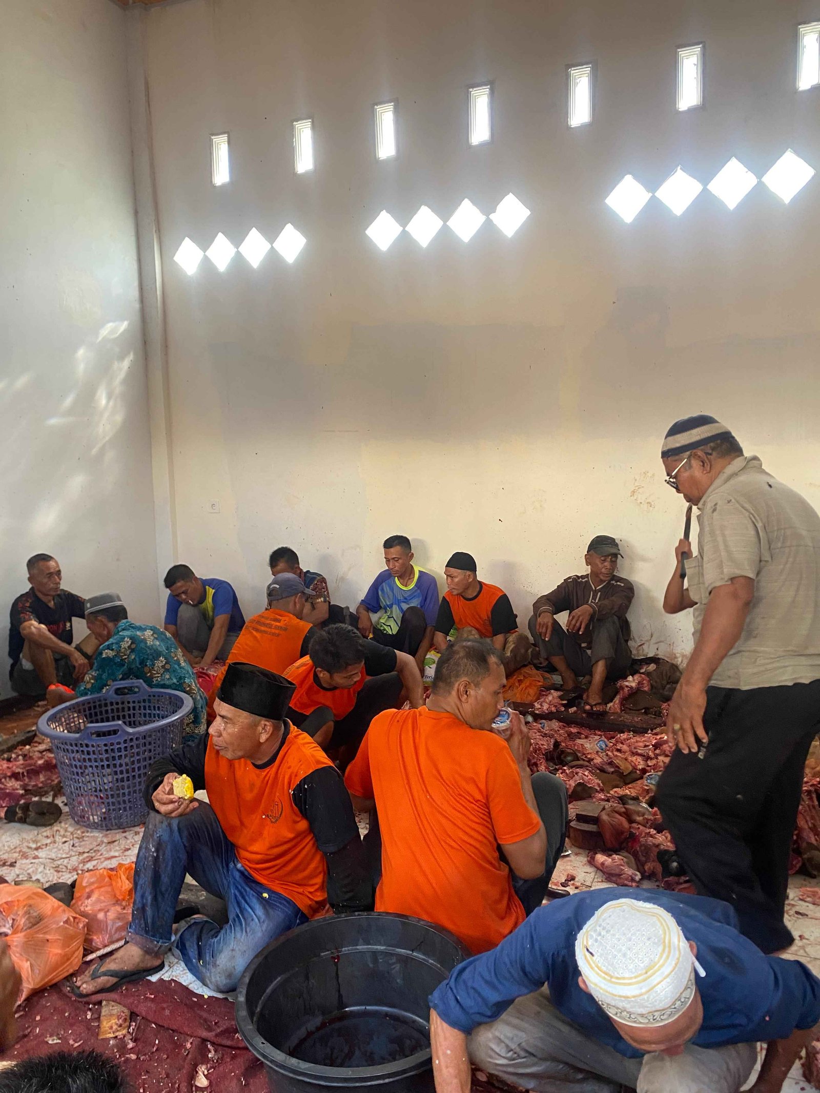 Panitia Kurban Mesjid Raudatul Jannah Kelurahan  Tembilahan Hulu Potong 36 Ekor Sapi