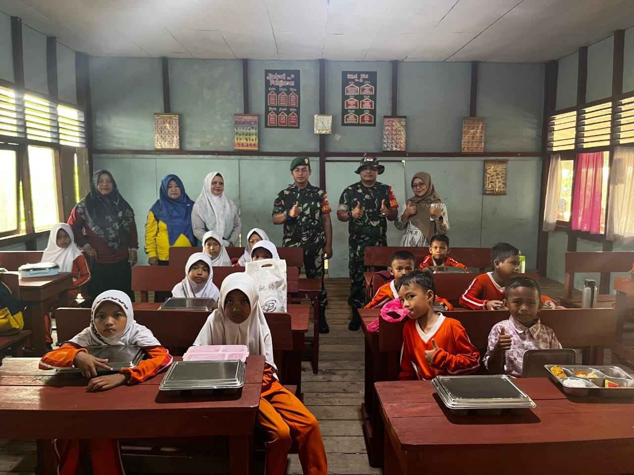 Dukung Peningkatan Gizi Anak, Babinsa Koramil 06/Kateman Dampingi Kegiatan Makan Sehat Bergizi di Sekolah