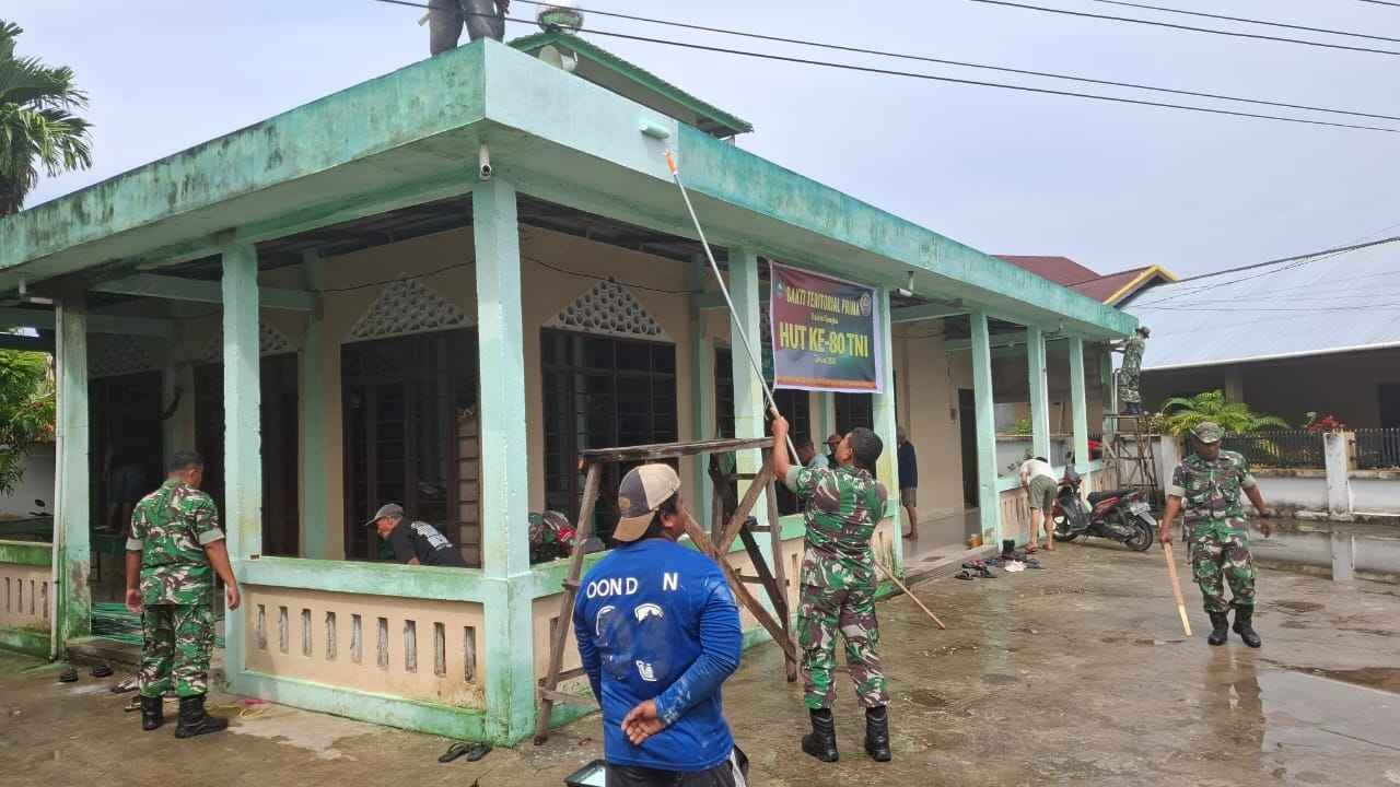 Sambut HUT TNI ke-80, Kodim 0314/Inhil Gelar Karya Bakti Bersihkan Surau Al-Amanah