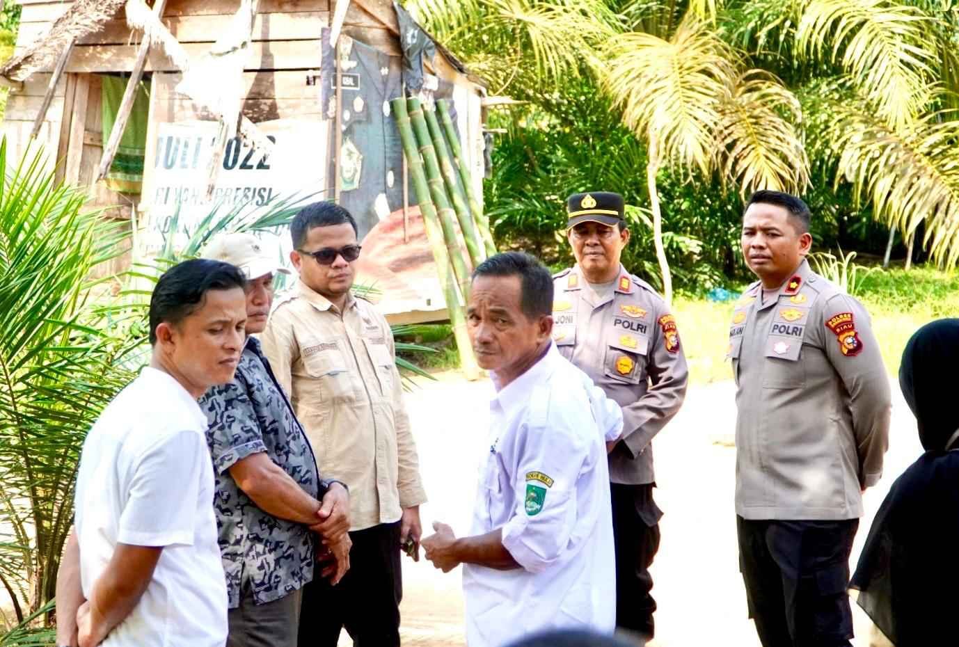 Polres Rokan Hulu Bersama Baznas Provinsi Riau Laksanakan Peletakan Batu Pertama Program Rumah Tinggal Layak Huni di Desa Rambah Tengah Barat