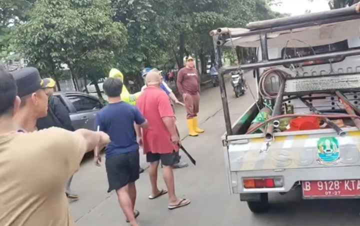 ‎Walikota Bekasi Di Ancam Golok Saat Penertiban Pedagang.