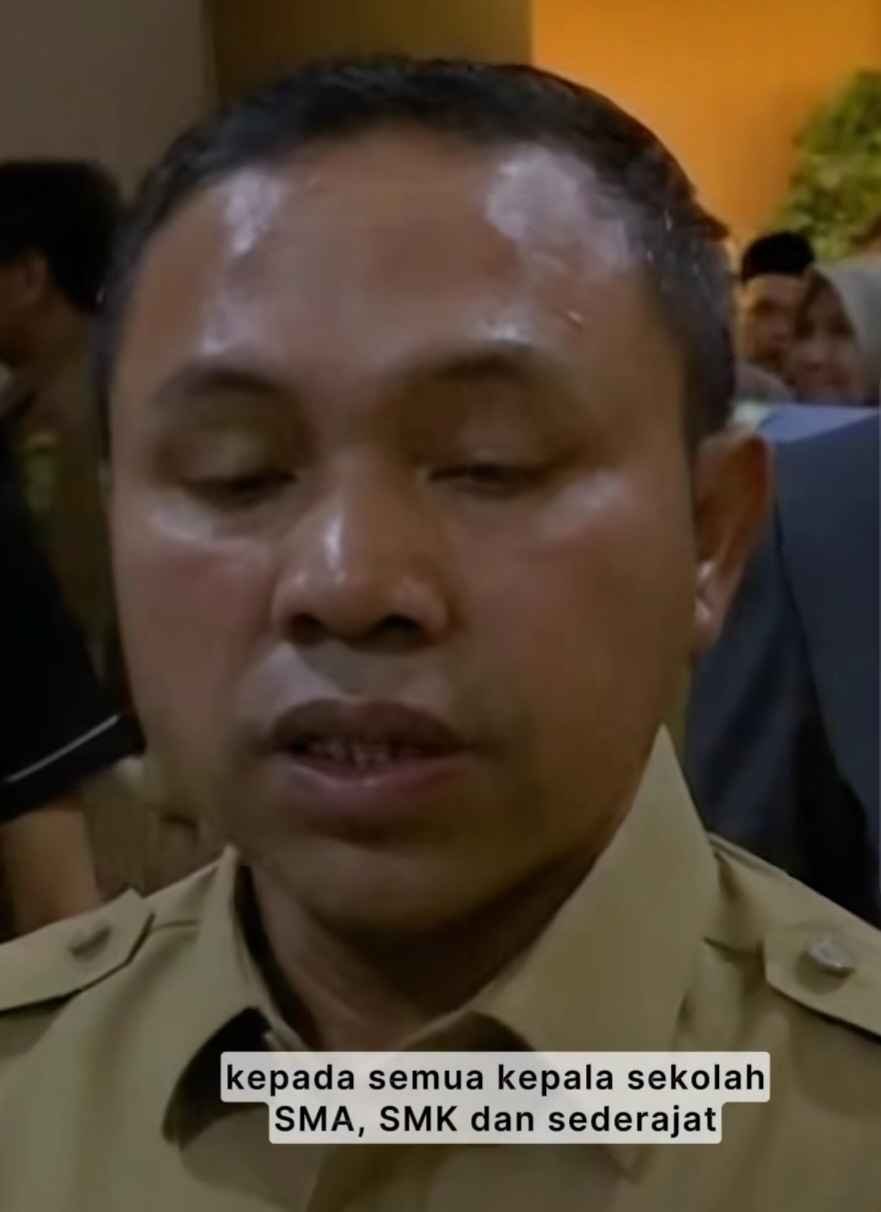 Gubernur Riau,  dengan tegas melarang kepala sekolah (Kepsek) untuk memberikan izin siswa SMA/SMK perpisahan di luar sekolah. Sebab, kegiatan seperti ini seringkali membebani orangtua wali murid.