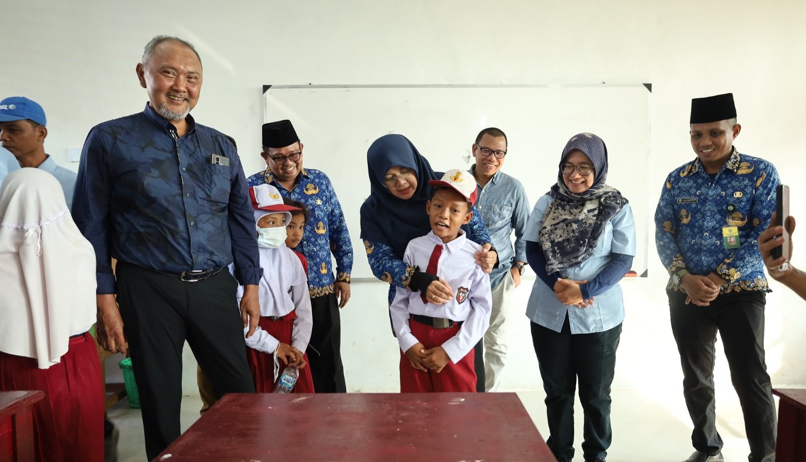 Bupati Afni Wujudkan Harapan Warga, Anak-anak SD Negeri 17 Teluk Lanus Kini Belajar di Ruang yang Lebih Layak