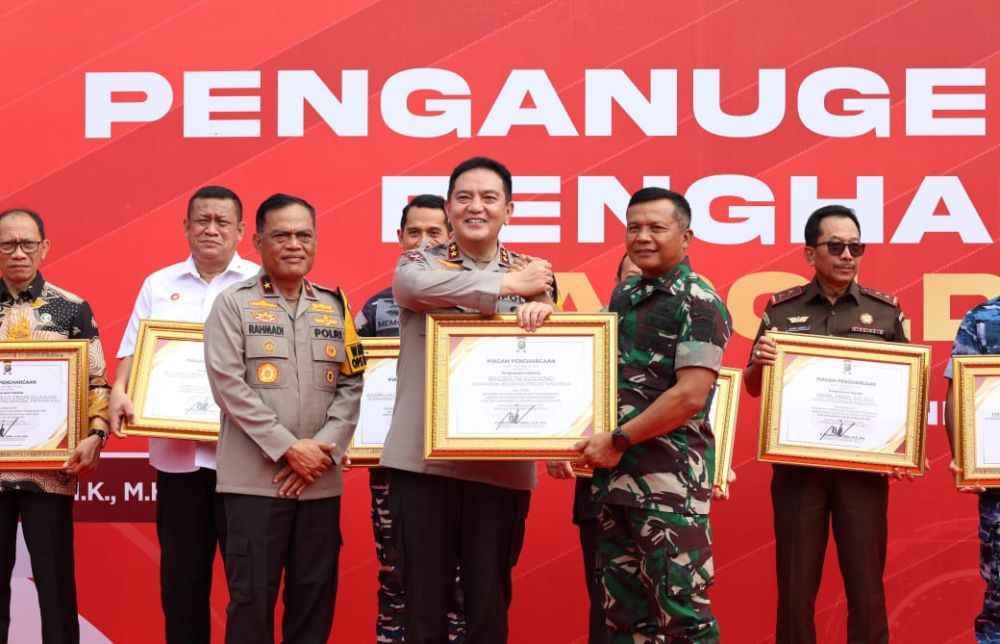 Kapolda Riau Beri Penghargaan Para Tokoh dalam Mengawal Demokrasi dan Menjaga Keamanan